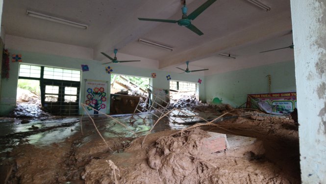 A classroom is buried under mud. Photo: Tuoi Tre