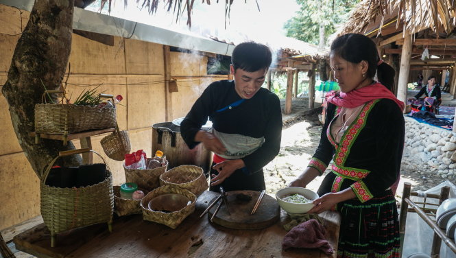 A man and his wife prepare food at a market in the Sin Suoi Ho tribal village in Lai Chau Province, northwestern Vietnam. Photo: Tuoi Tre