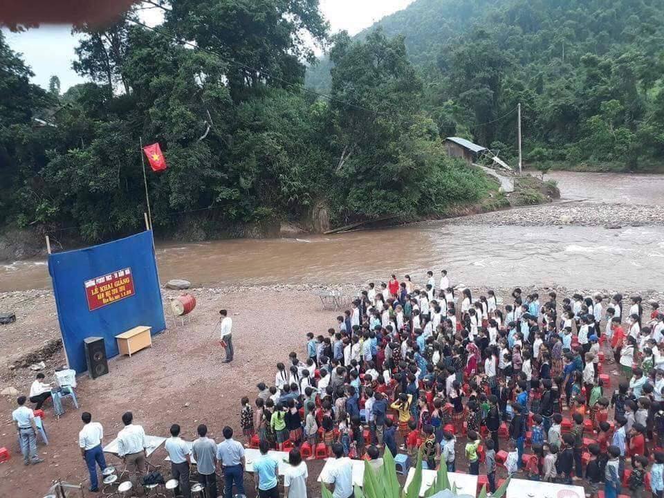 Academic Year Beginning Ceremony of Nam Nga Junior High School in Lai Chau province was held on a large piece of land next to a stream instead of at school. Photo: Nam Nga Junior High School