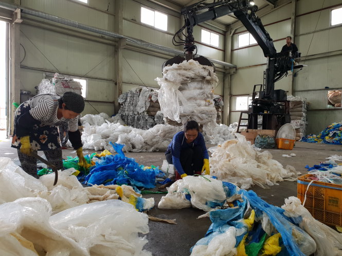 Plastic bags are classified at a scrap facility in South Korea. Photo: Tuoi Tre