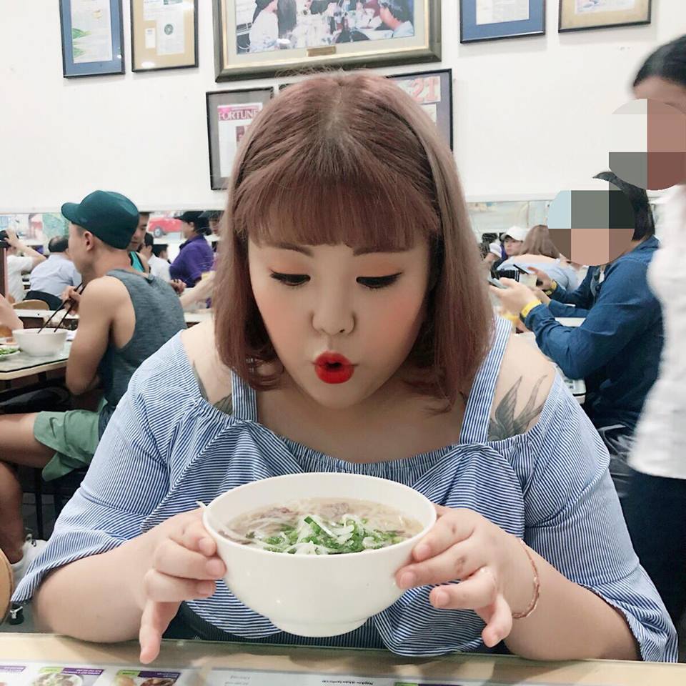 Yang Soobin hold a bowl of pho in a photo shared on her verified Facebook page.