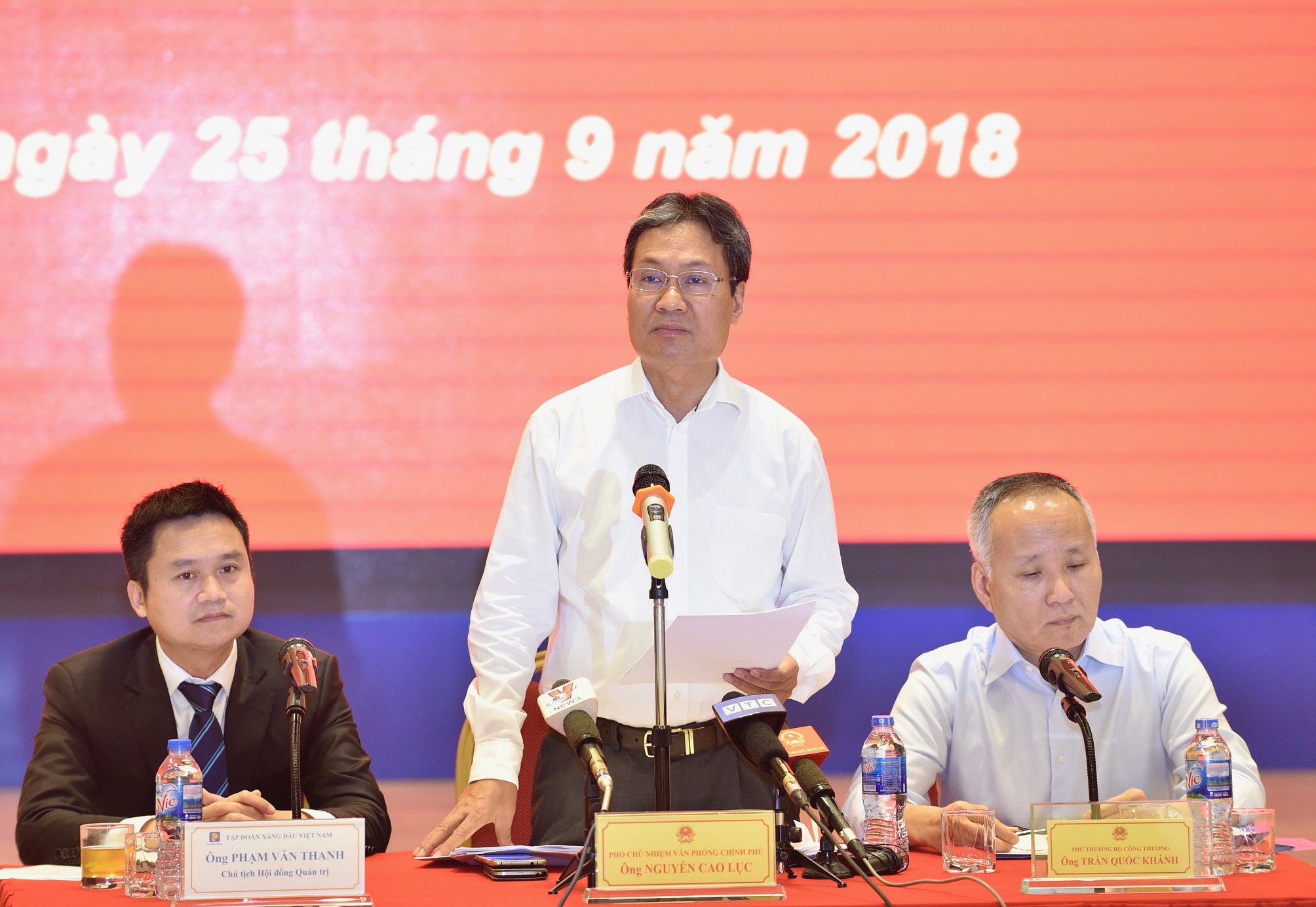 Head of the working group of the Prime Minister Nguyen Cao Luc speaks at the working session between government and Petrolimex on September 25, 2018. Photo: VGPnews