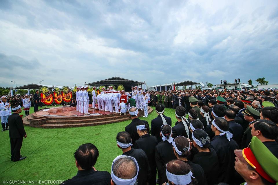 A crowd of spectators watch as guards of honor perform burial service for late Vietnamese State President Tran Dai Quang in his hometown in the northern province of Ninh Binh, September 27, 2018. Photo: Tuoi Tre