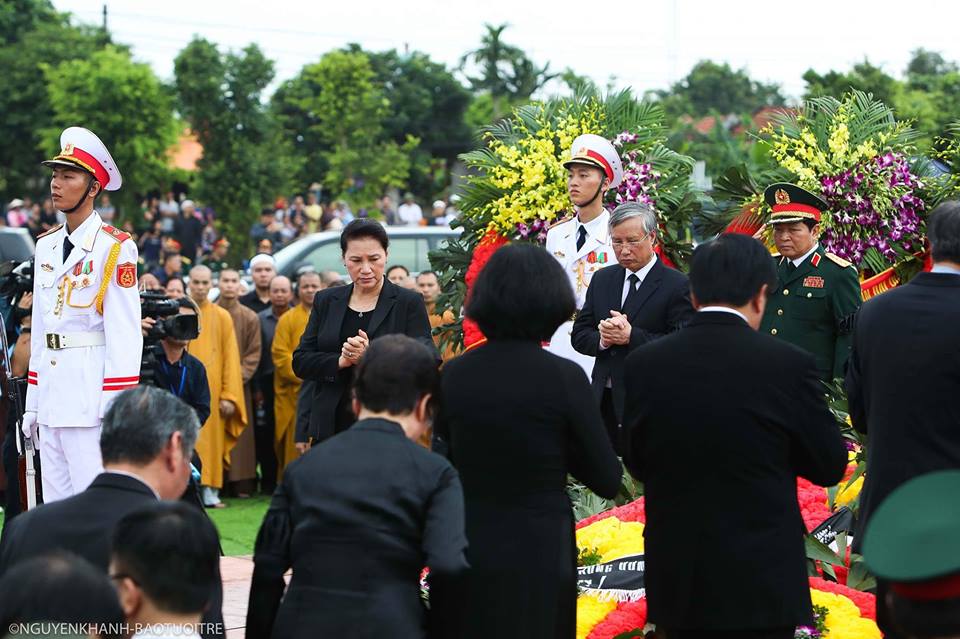 Government and Party officials pay respect to late Vietnamese State President Tran Dai Quang during his burial service in his hometown in the northern province of Ninh Binh, September 27, 2018. Photo: Tuoi Tre