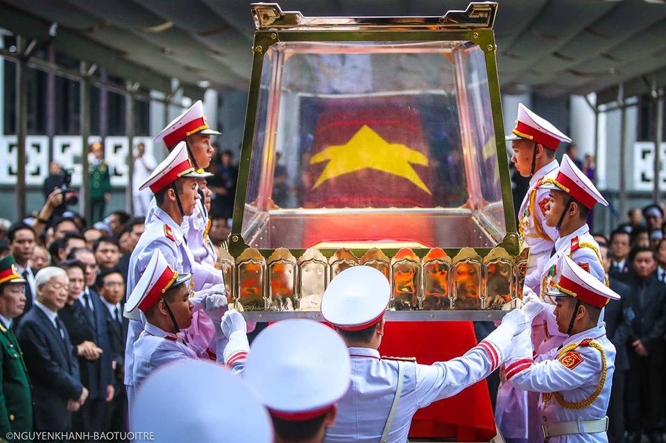 Guards of honor place a glass casket over a coffin containing the body of late Vietnamese State President Tran Dai Quang as they prepare for a funeral procession from Hanoi to the president's hometown in the northern province of Ninh Binh, September 27, 2018. Photo: Tuoi Tre