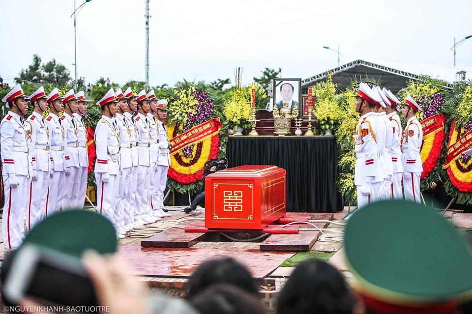 Guards of honor perform burial service for late Vietnamese State President Tran Dai Quang in his hometown in the northern province of Ninh Binh, September 27, 2018. Photo: Tuoi Tre