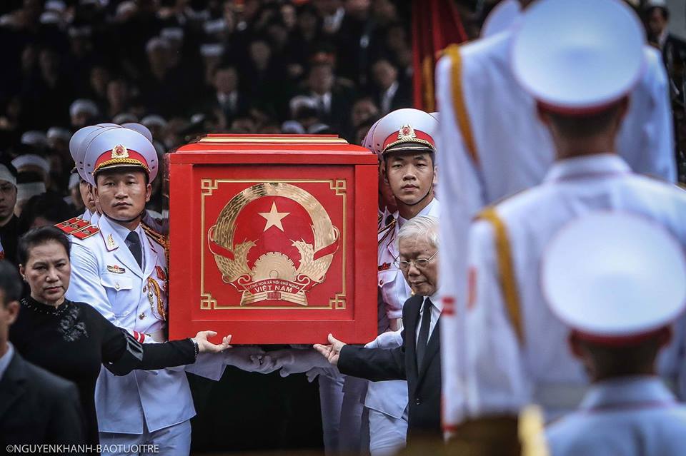 Guards of honor and officials carry a coffin containing the body of late Vietnamese State President Tran Dai Quang from a funeral home in Hanoi, September 27, 2018. Photo: Tuoi Tre