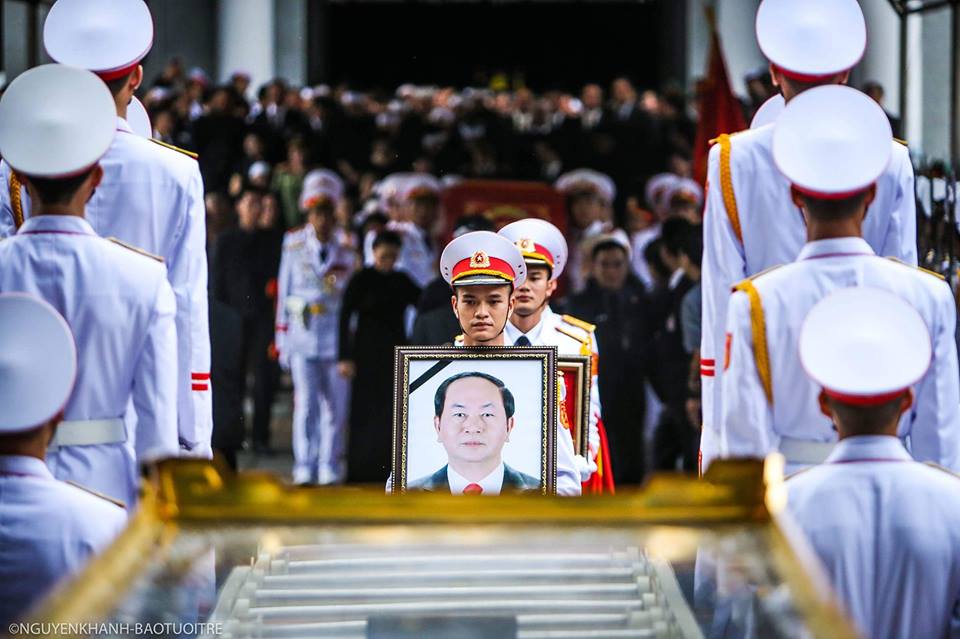 A portrait of late Vietnamese State President Tran Dai Quang is carried by guards of honor as they prepare for a funeral procession from Hanoi to the president's hometown in the northern province of Ninh Binh, September 27, 2018. Photo: Tuoi Tre