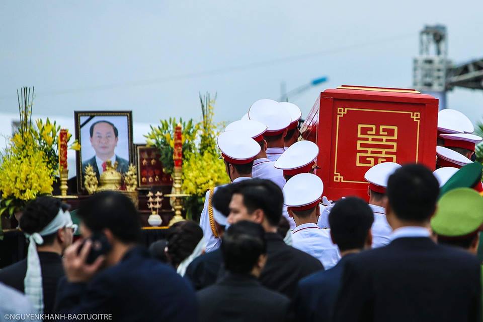 Guards of honor perform burial service for late Vietnamese State President Tran Dai Quang in his hometown in the northern province of Ninh Binh, September 27, 2018. Photo: Tuoi Tre