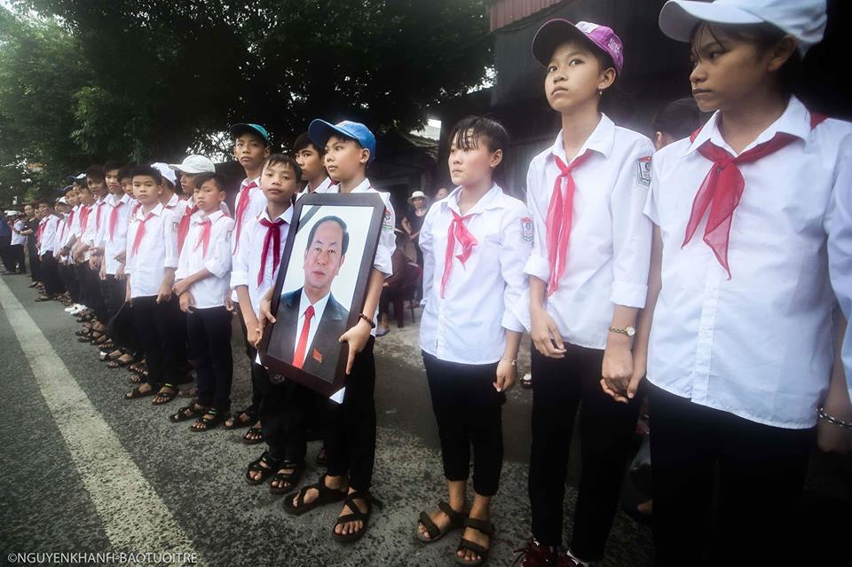 tudents watch as a funeral procession for late Vietnamese State President Tran Dai Quang passes through his hometown in the northern province of Ninh Binh, September 27, 2018. Photo: Tuoi Tre