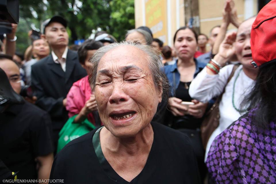 A woman cries as she watch a funeral procession for late Vietnamese State President Tran Dai Quang, September 27, 2018. Photo: Tuoi Tre