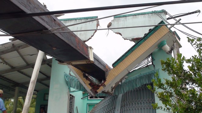 A metal bar falls onto a house from a nearby construction site in Ho Chi Minh City. Photo: Tuoi Tre