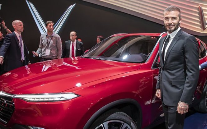 England’s football star David Beckham poses beside Vinfast’s LUX SA2.0 SUV at the 2018 Paris Motor Show on October 2, 2018. Photo: Vingroup