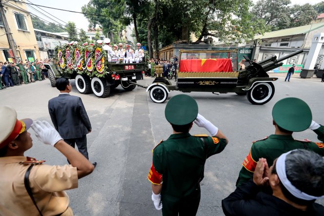 The funeral procession travels on the streets of Hanoi. Photo: Tuoi Tre