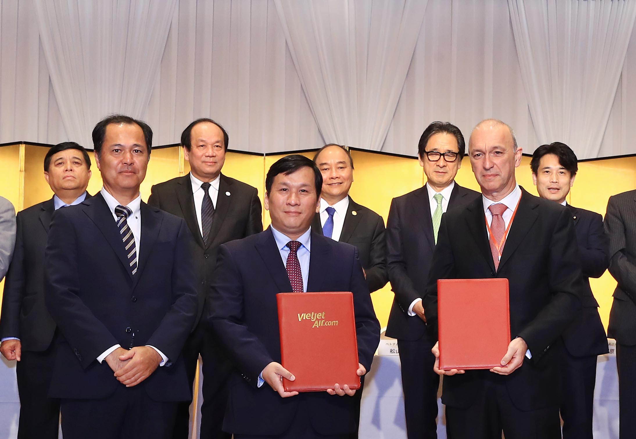 Vietjet Vice President Dinh Viet Phuong (1st row, center) exchanges the aircraft financing agreements with the representatives of Japanese companies. Photo: Vietjet