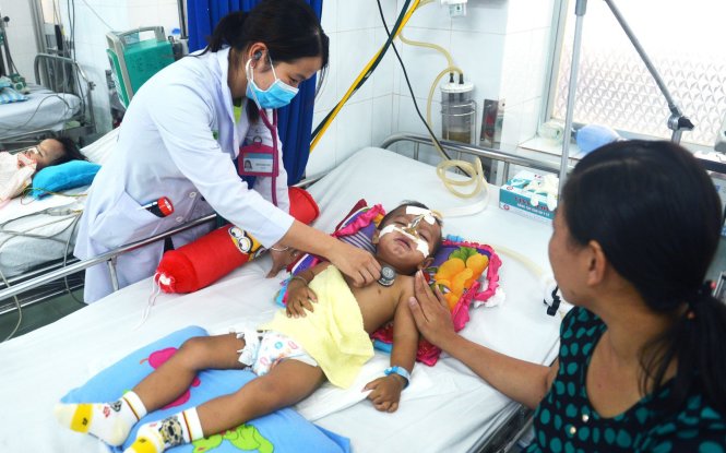 A patient with severe hand, foot, and mouth disease relies on a medical ventilator for breathing at the Children’s Hospital 2 in Ho Chi Minh City. Photo: Tuoi Tre