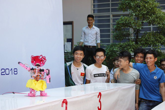 Vietnamese students’ robots dance to changing music in university contest