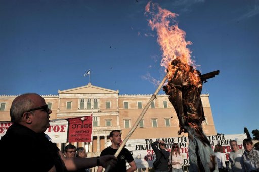 Greece adopts bill to cut 15,000 civil servant jobs