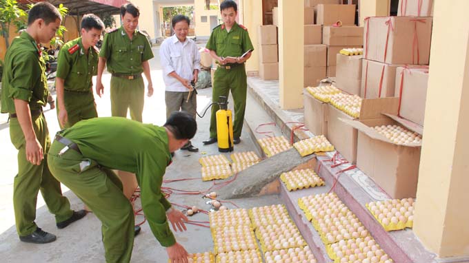Vietnamese police named animal heroes for saving snakes