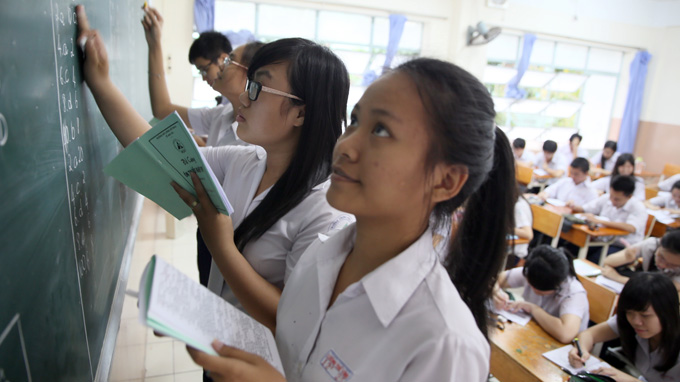 An English cram class at Luong The Vinh High School in District 1