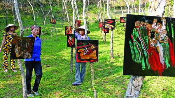 A lacquer painting exhibition in the forest