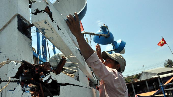 Chinese ship attacks Vietnamese fishing boat