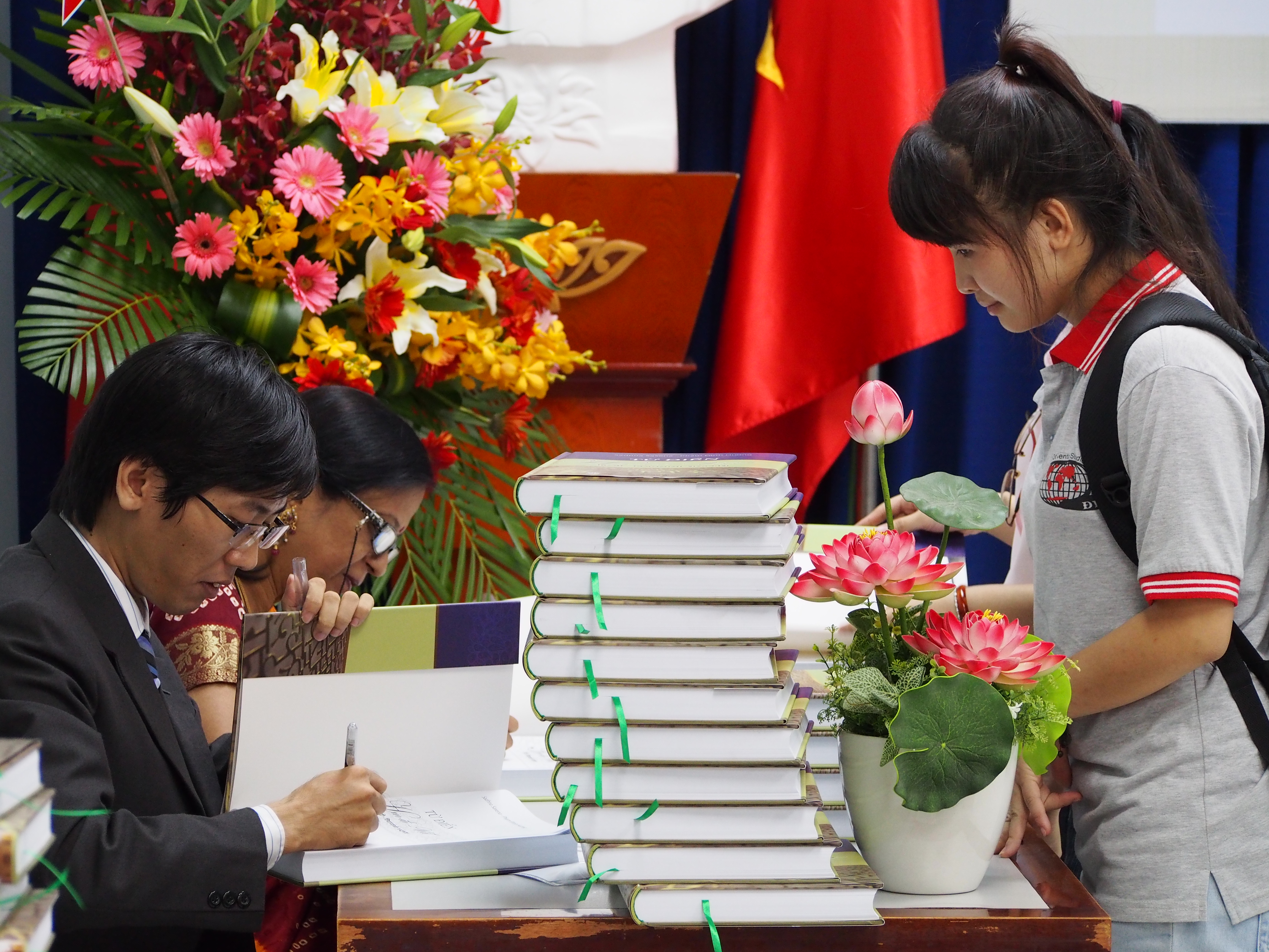 First Hindi - Vietnamese dictionary launched in Ho Chi Minh City