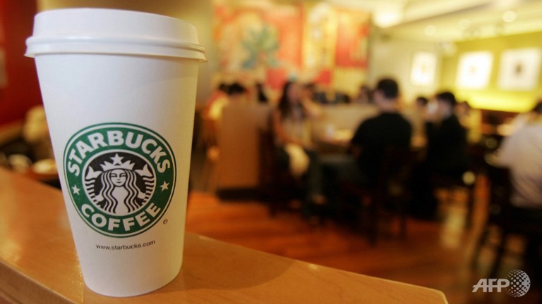 Starbucks asks U.S. customers to leave guns at home