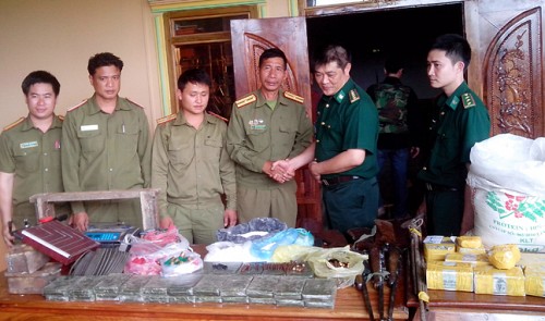 Men seized for carrying 5 cakes of heroin