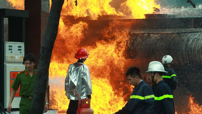Huge fire hits gasoline station in Hanoi, 10 injured