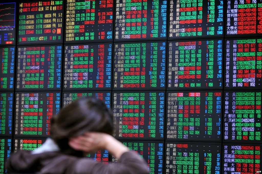 SE Asia stocks cautious on subdued risk sentiment; Vietnam up