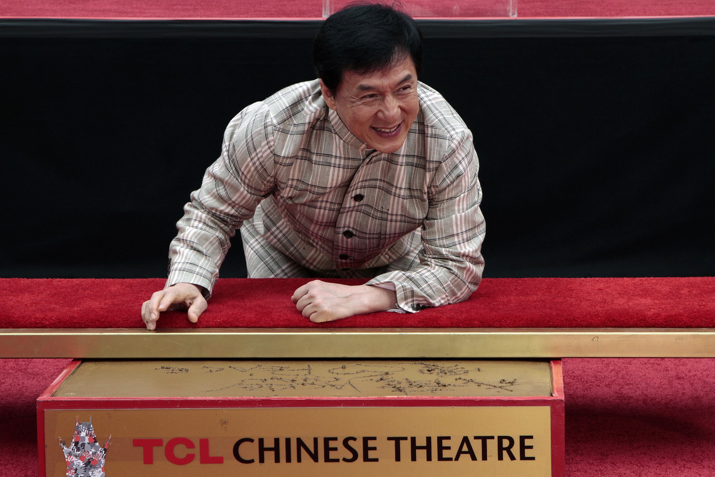 Jackie Chan seals prints at famed Hollywood theater