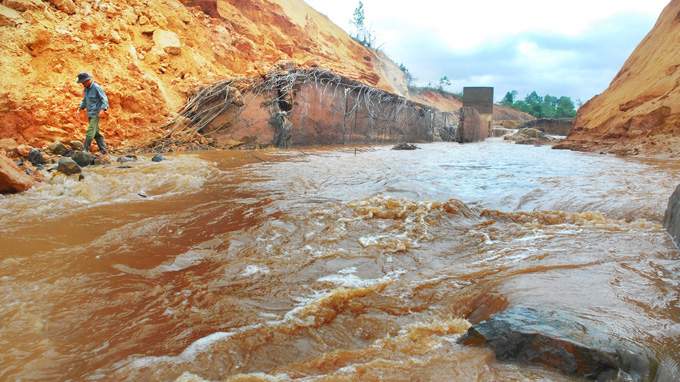 Dam collapses in Gia Lai, affecting hundreds of people