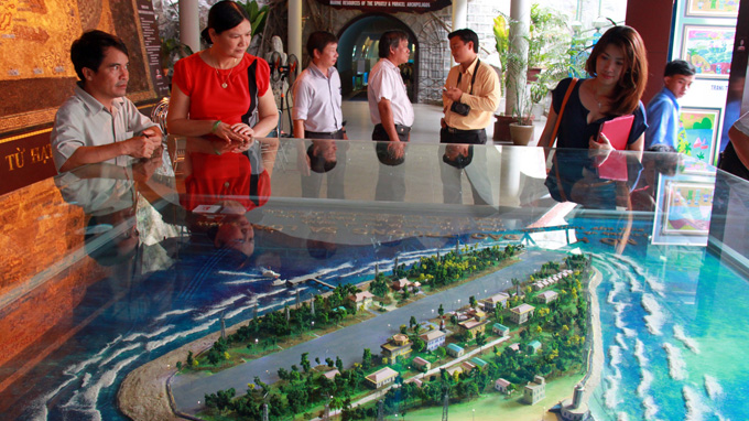 Institute of Oceanography receives Truong Sa Lon island model