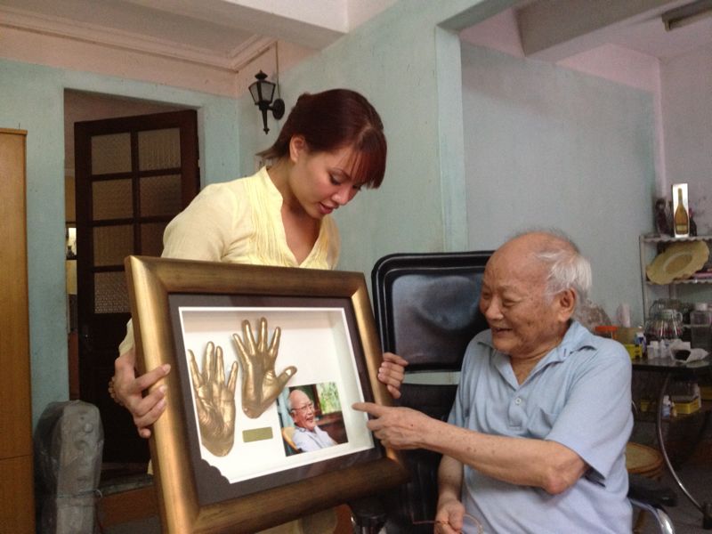 Local celebrities’ hand casts on exhibit in HCMC