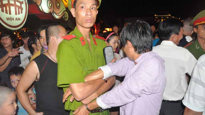 Hoi An leader catches robber at festival