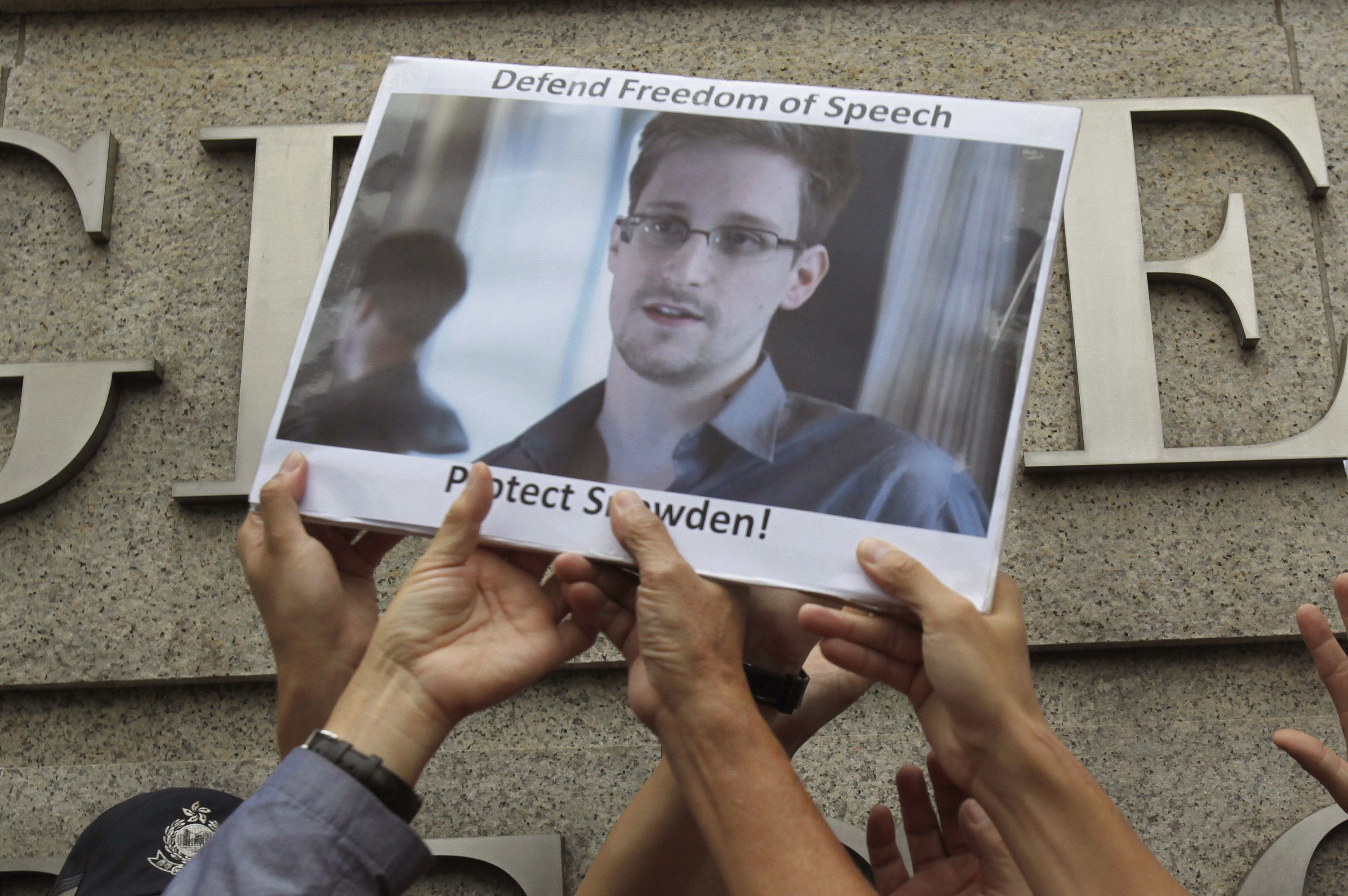 Snowden leaves Hong Kong, reportedly bound for Russia