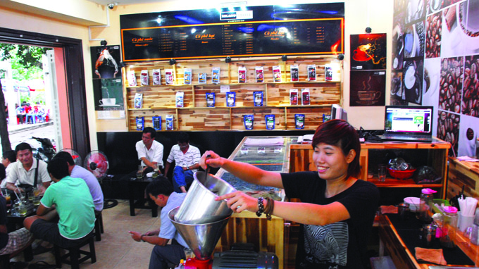 Clean cafés emerge in city, outplay sidewalk rivals