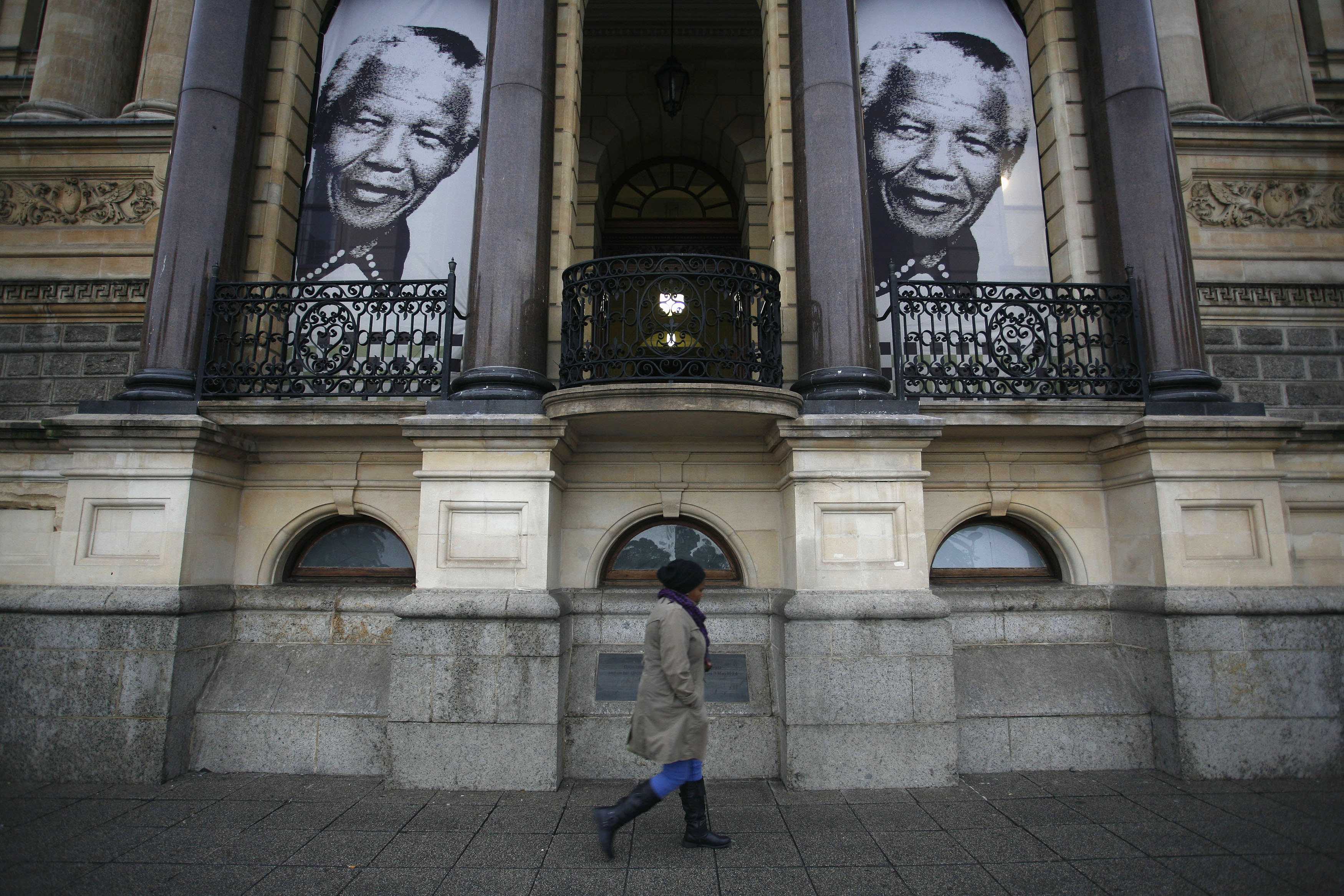 Family gathers as fears grow for 'critical' Mandela