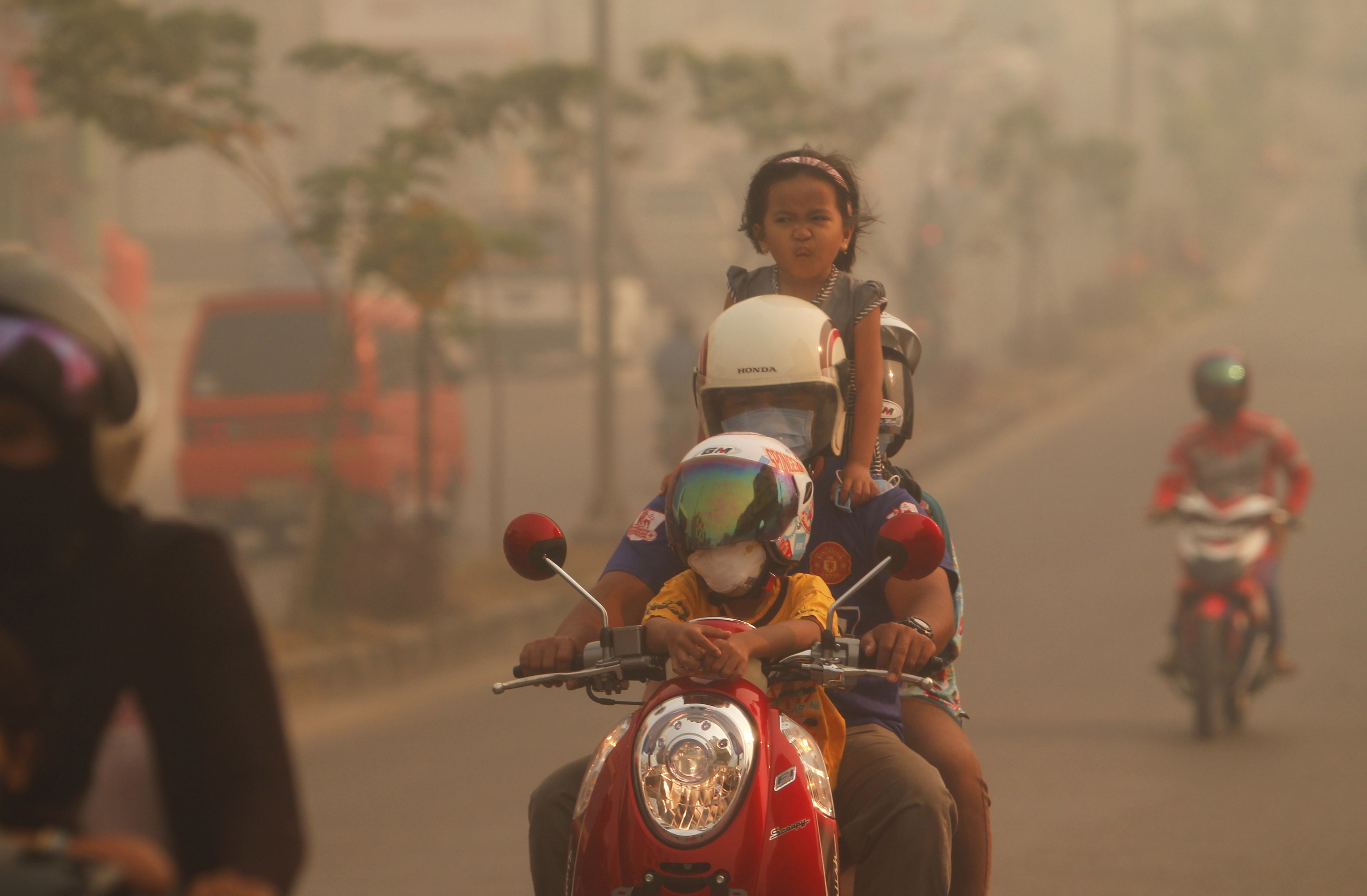 Indonesia president apologises for Southeast Asia smog
