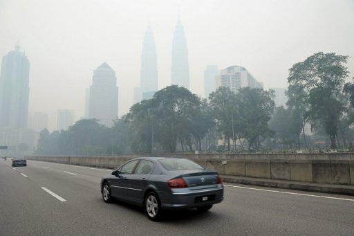Indonesia sorry over haze, sends thousands to fight fires