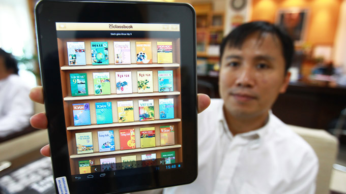Vietnam debuts digital textbooks on tablet