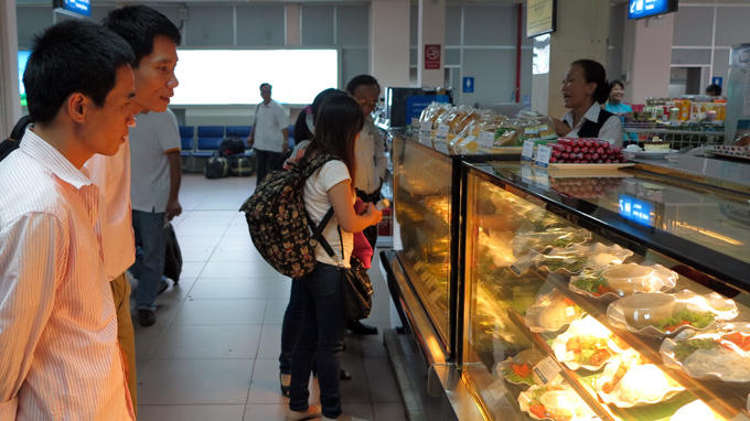 Airport shop cuts prices, diversifies menu