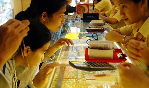 Vietnam gold price increase expands gap with world