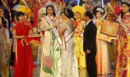 Kinh girl crowned Miss Ethnic VN, Quang Nam Festival concludes