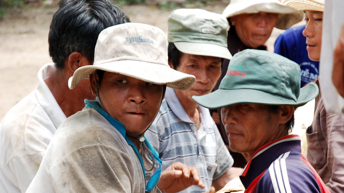 Le Minh Cong and other farmers carry a big tree trunk.