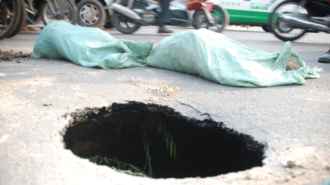 Four deadly holes on 3-meter road section