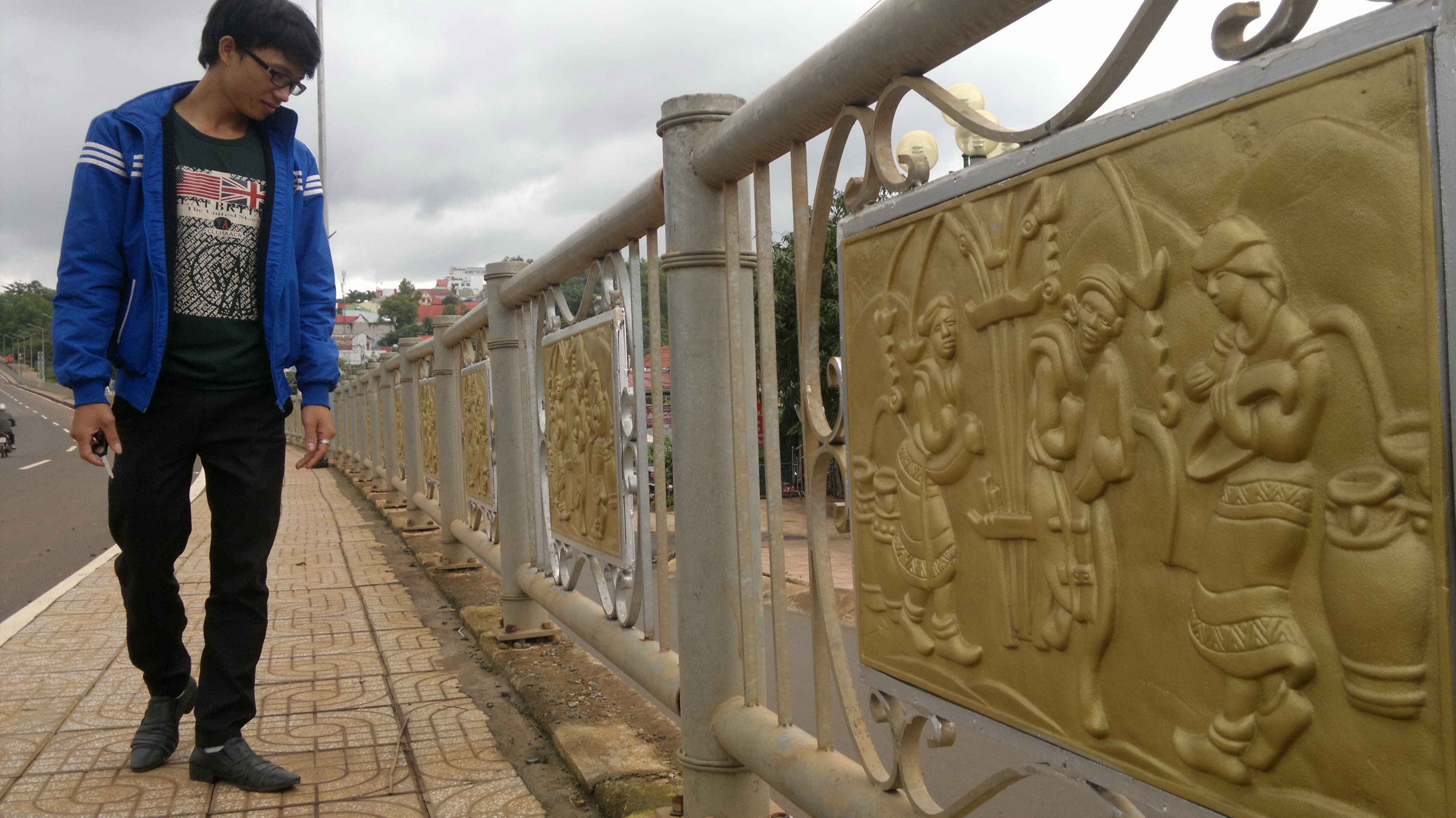 Province decorates bridge with ethnic minorities reliefs