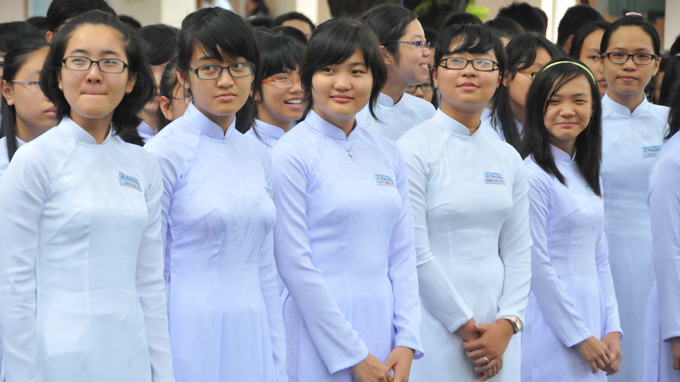 Ao dai should remain students’ ceremonial costumes: discussion