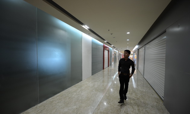Retailers rush out of costly shopping malls